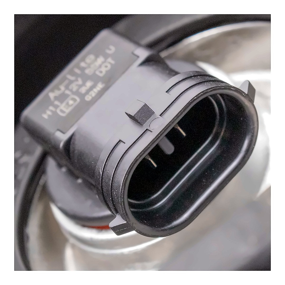 2014-2016 Chrysler Town_And_Country Headlight Driver Side Halogen With Black Bezel – Detail View (CH2502266)