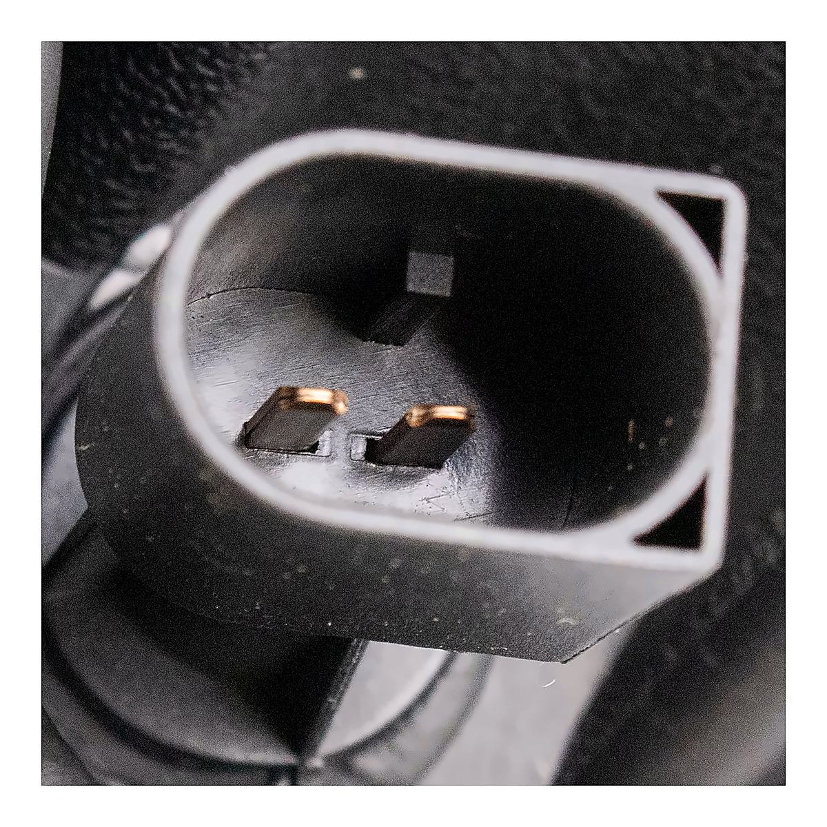 2014-2016 Chrysler Town_And_Country Headlight Driver Side Halogen With Black Bezel – Close-Up View (CH2502266)