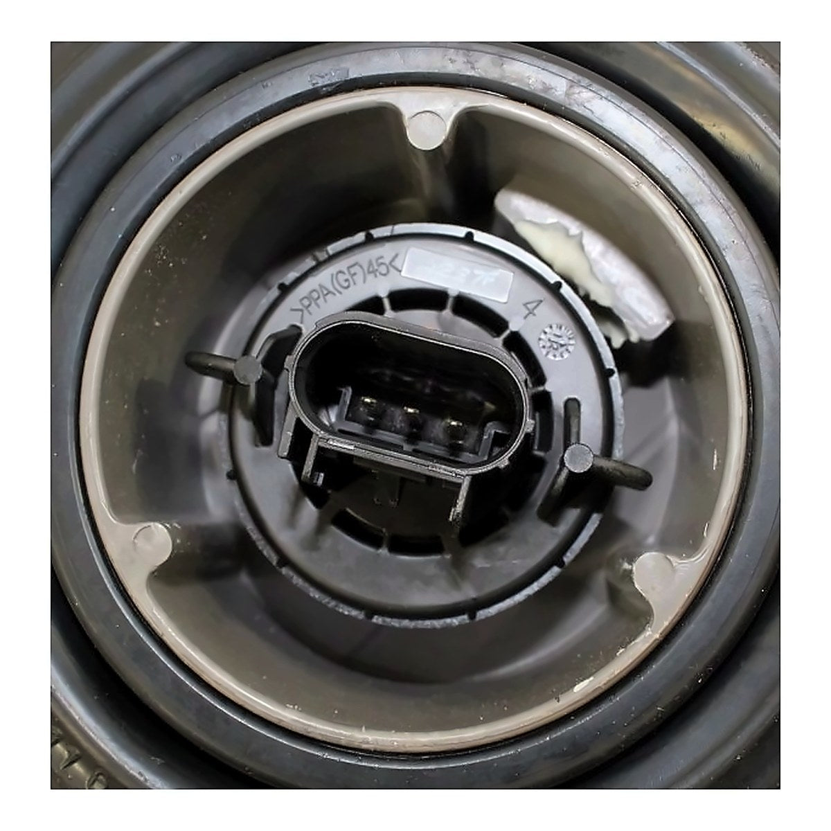 2010-2012 Jeep Liberty Headlight Passenger Side Halogen Black Bezel – Installed View (CH2503227)