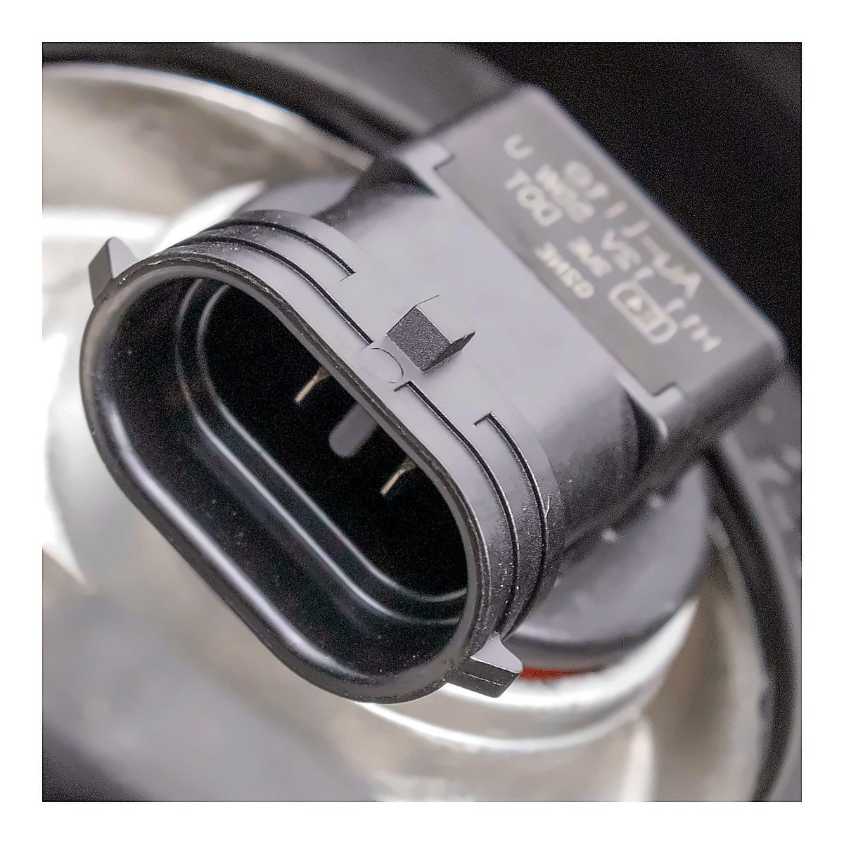 2014-2016 Chrysler Town_And_Country Headlight Passenger Side Halogen With Black Bezel – Detail View (CH2503266)