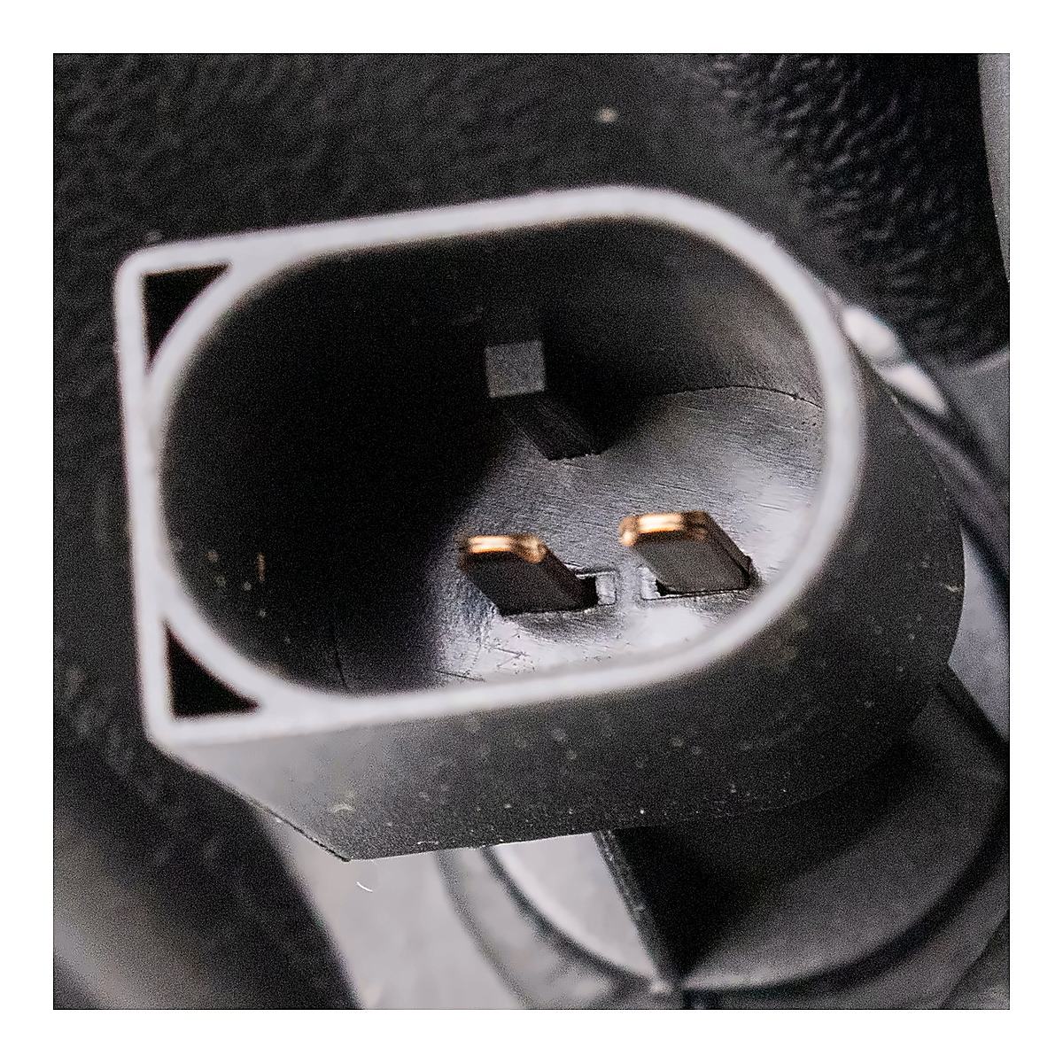 2014-2016 Chrysler Town_And_Country Headlight Passenger Side Halogen With Black Bezel – Close-Up View (CH2503266)