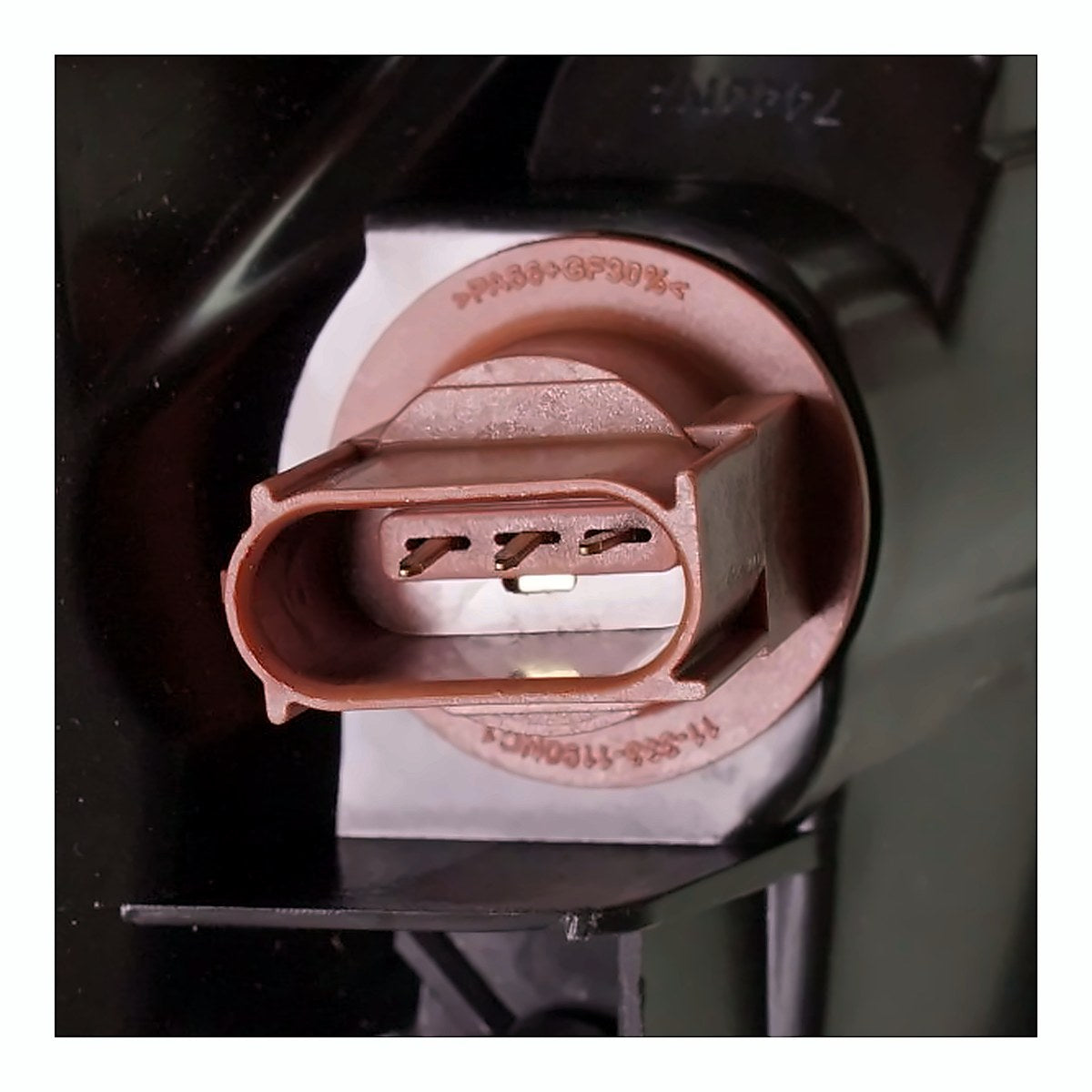 2014-2016 Jeep Grand_Cherokee Headlight Passenger Side Halogen Std Type Black Bezel – Installed View (CH2503308)