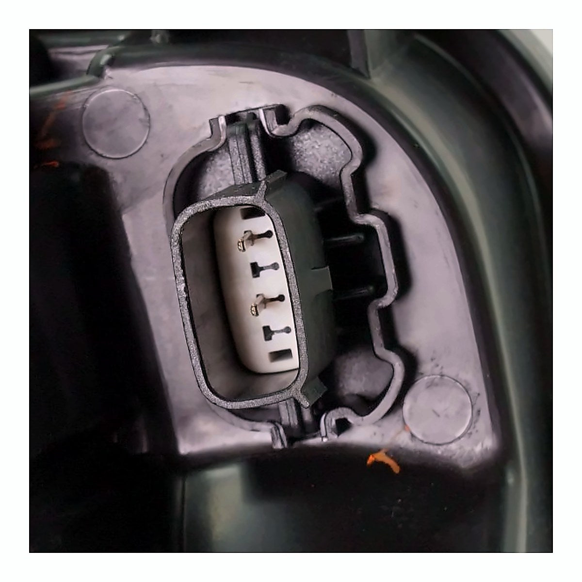 2014-2016 Jeep Grand_Cherokee Headlight Passenger Side Halogen Std Type Black Bezel – Installed View (CH2503308)