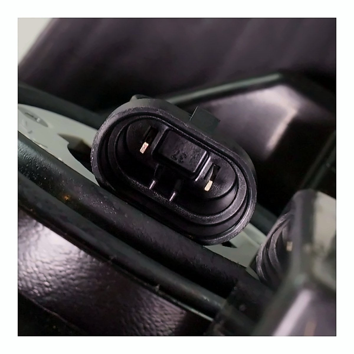 2014-2016 Jeep Grand_Cherokee Headlight Passenger Side Halogen Std Type Black Bezel – Back View (CH2503308)
