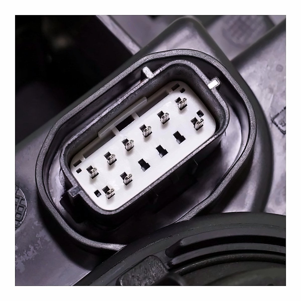 2018-2023 Chrysler 300 Headlight Passenger Side Halogen With Chrome Bezel Projector Type – Back View (CH2503322)