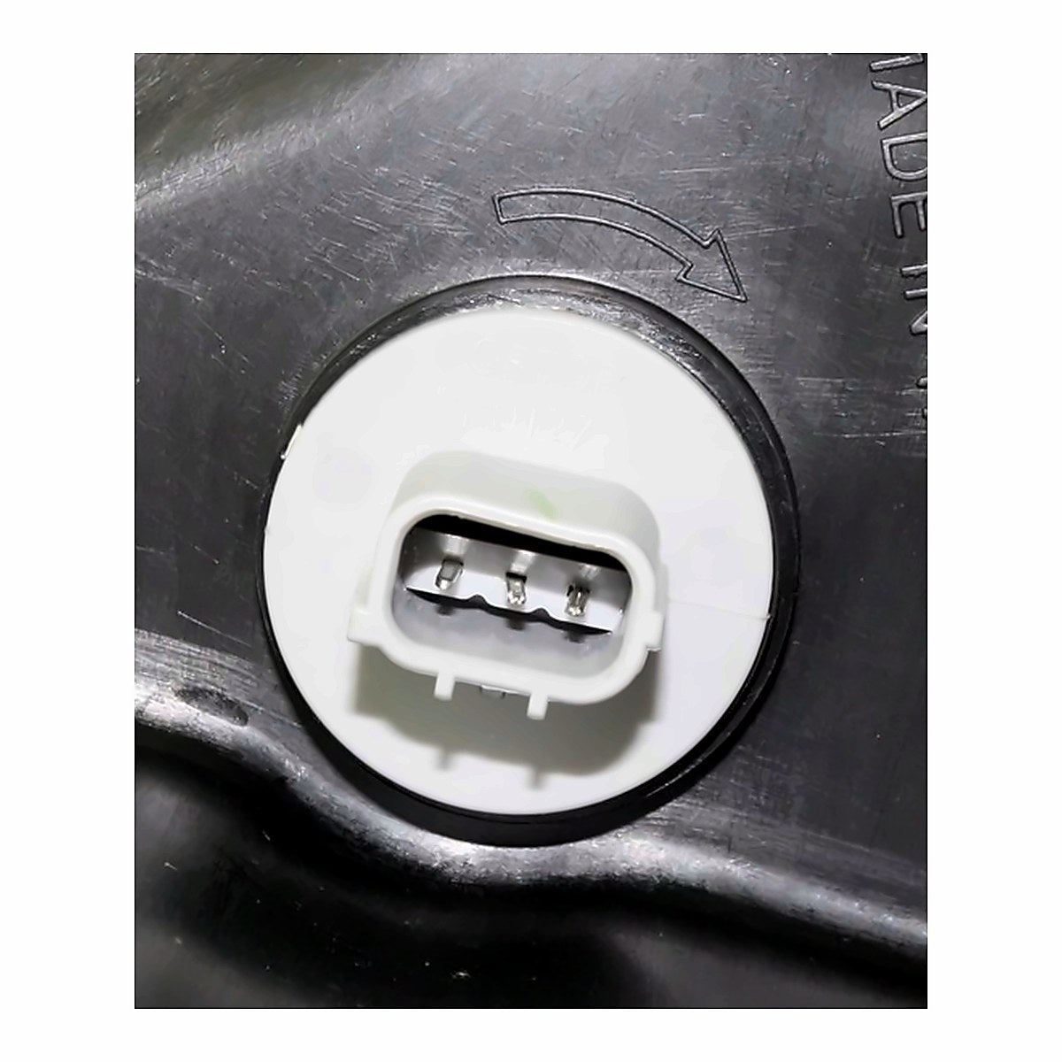 2013-2016 Dodge Dart Headlight Passenger Side Xenon With ChromeTrim – Installed View (CH2519144)