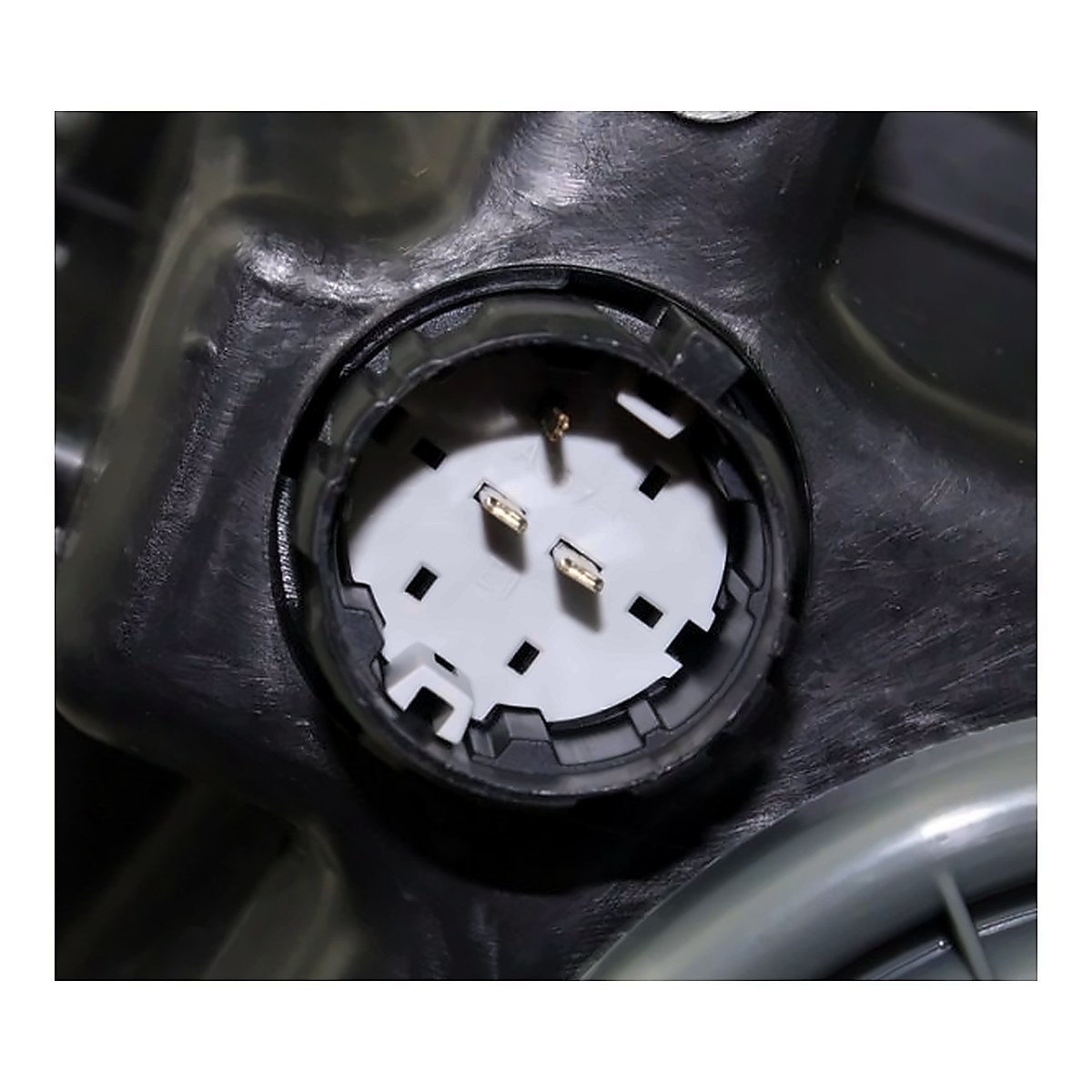 2013-2016 Dodge Dart Headlight Passenger Side Xenon With ChromeTrim – Installed View (CH2519144)