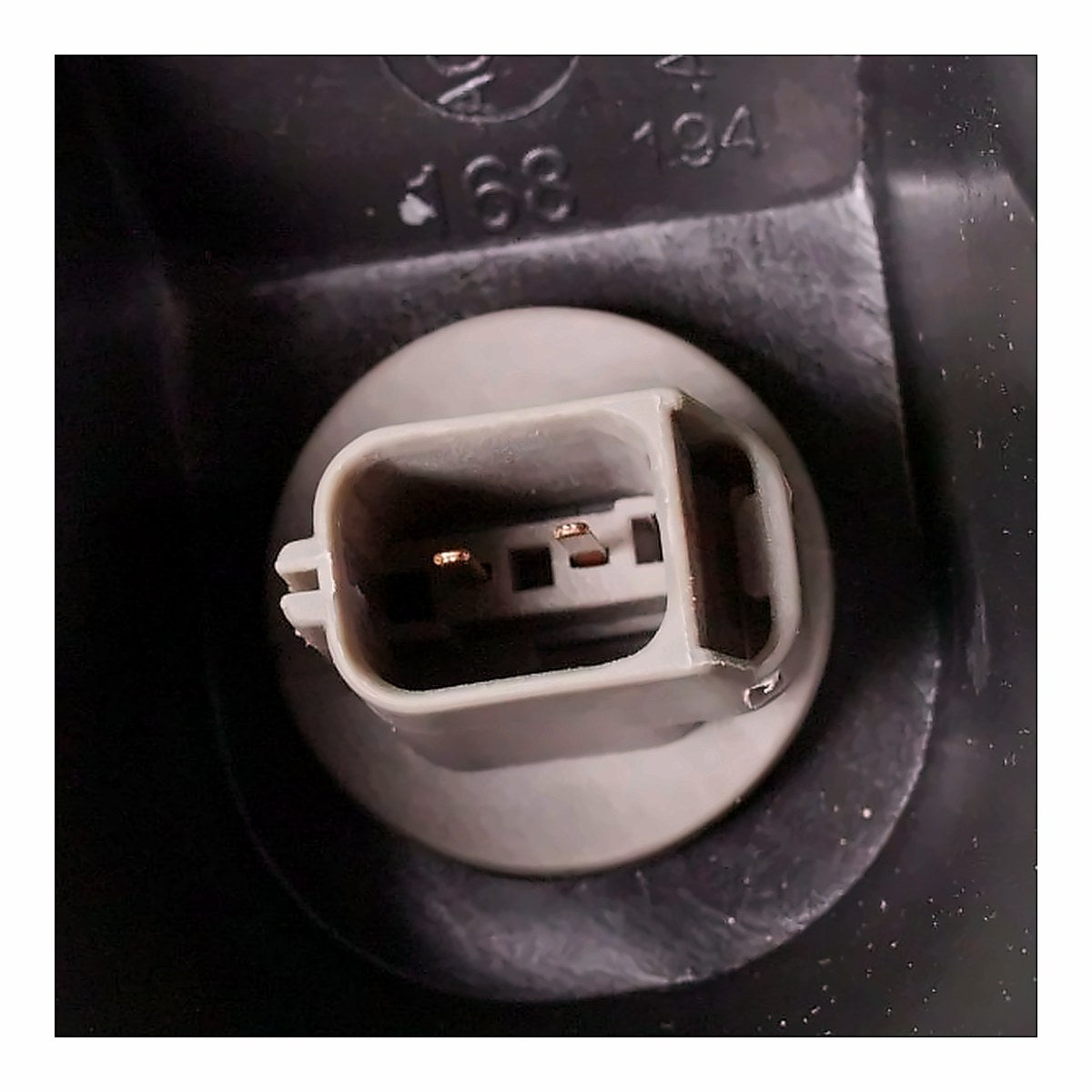 2007-2008 Ford F150 Headlight Driver Side With Medium Gray Background – Installed View (FO2502248)