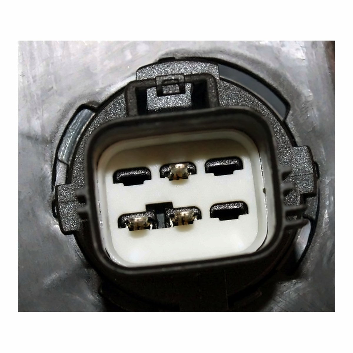 2005-2007 Buick Allure Headlight Driver Side – Back View (GM2518142)