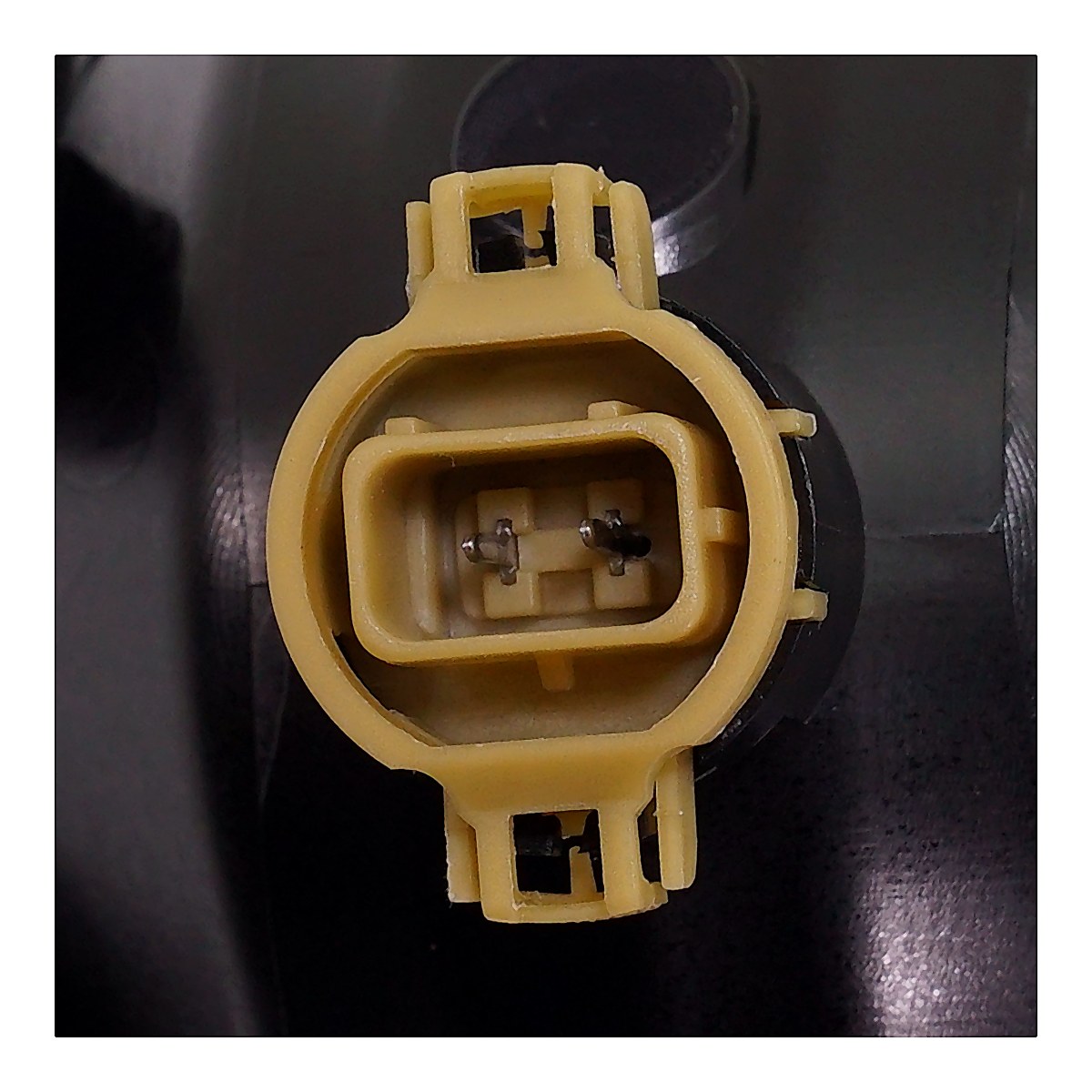 2007-2013 Chevrolet Avalanche Fog Light Front Driver Side Rectangular (Withoutff Road) – Back View (GM2592160)