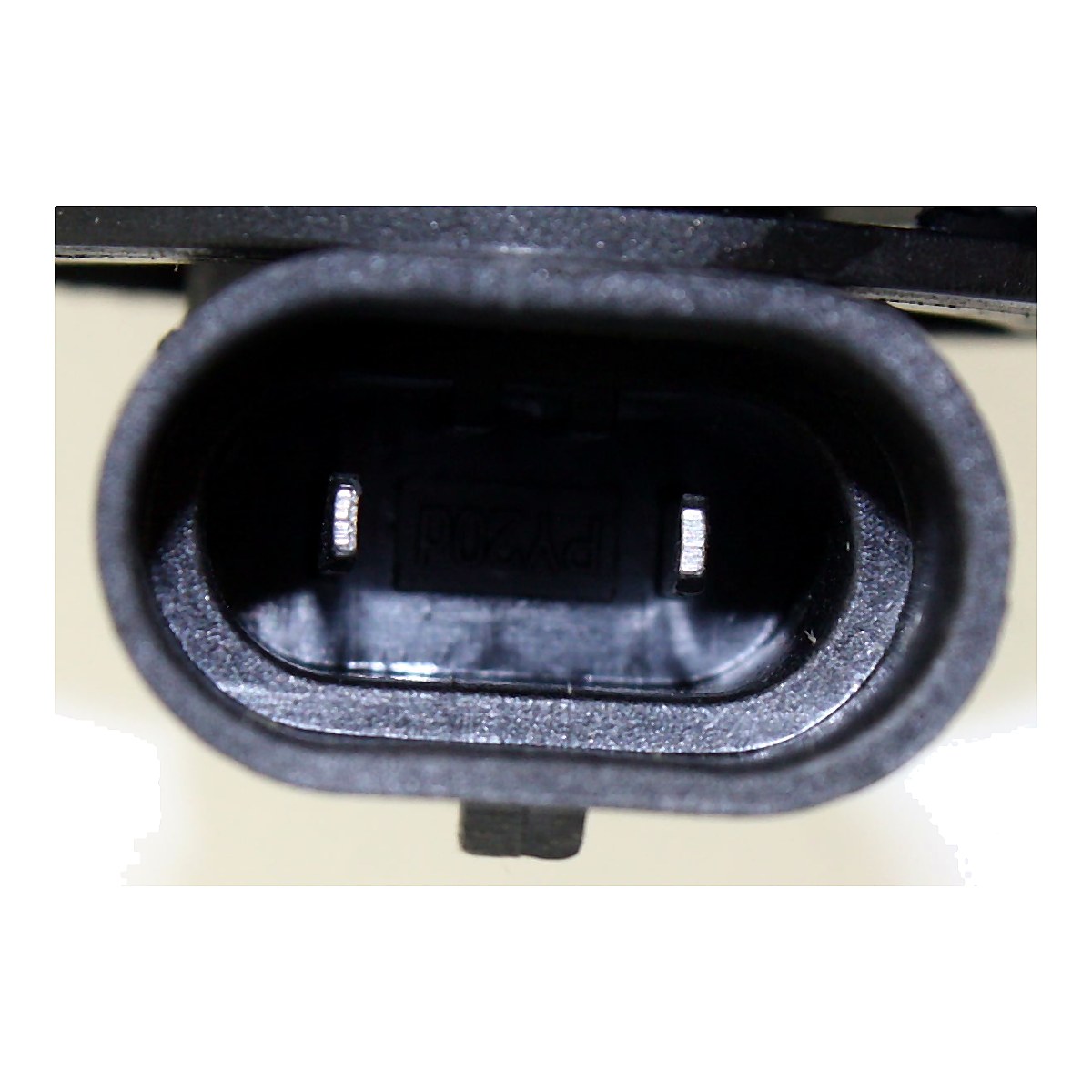 2003-2006 Chevrolet Avalanche Fog Light Front Passenger Side Without Cladding – Back View (GM2593127)