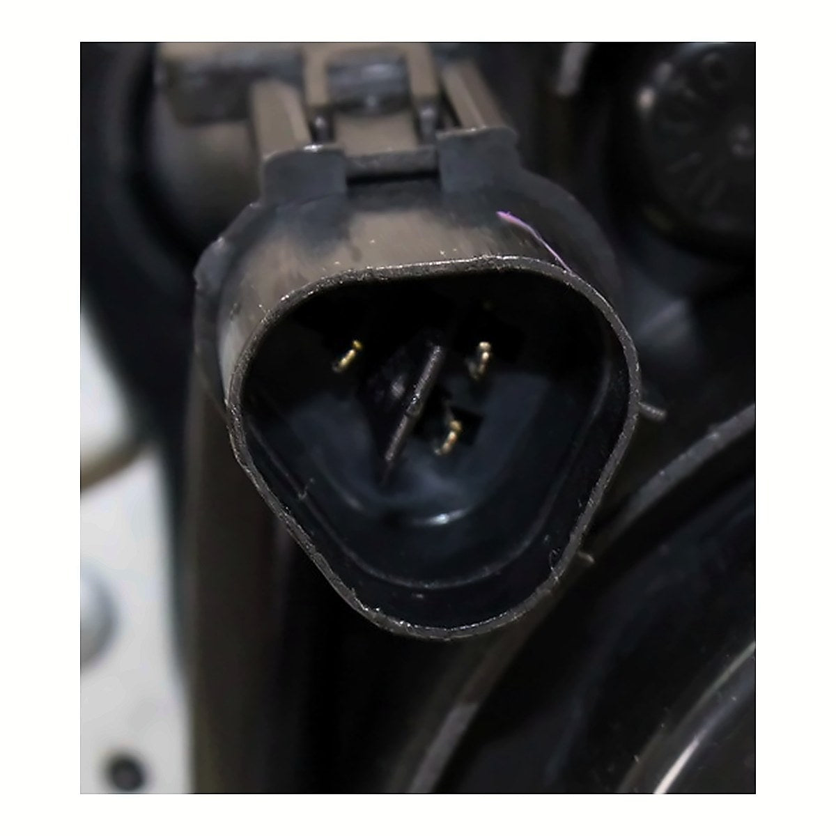 2005-2006 Mitsubishi Outlander Headlight Passenger Side Ltd – Installed View (MI2503146)