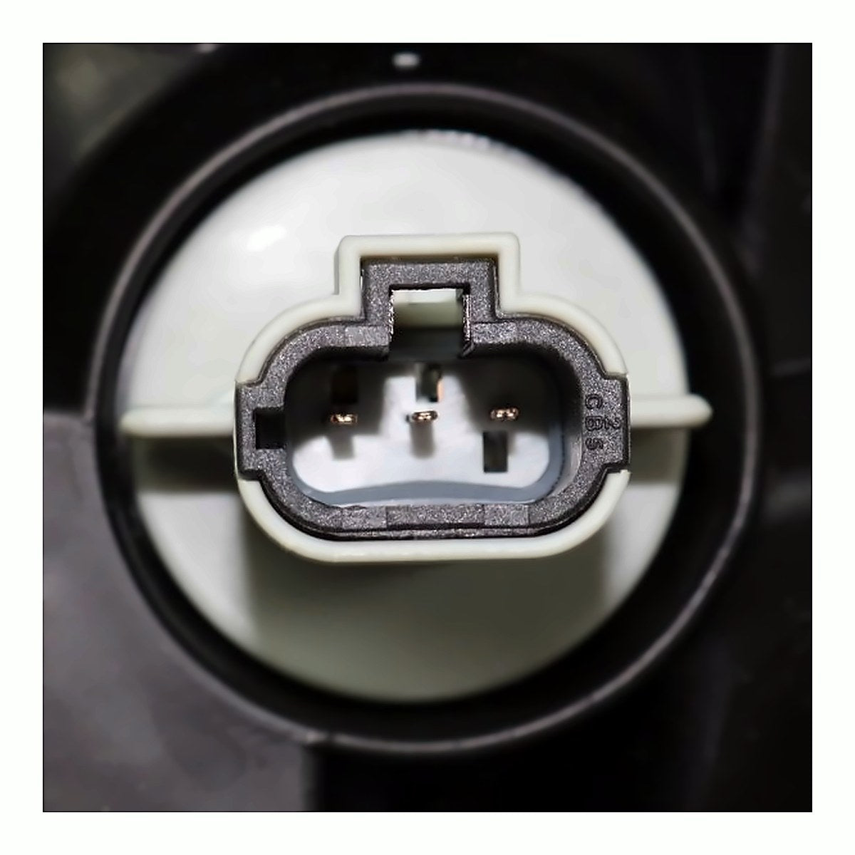 2008 Nissan Rogue Headlight Driver Side Xenon – Installed View (NI2502172)