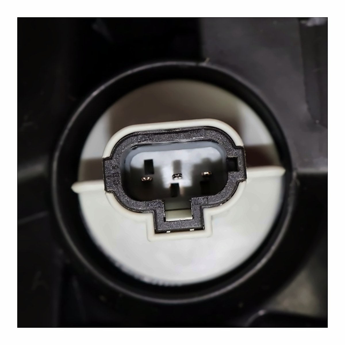2009-2010 Nissan Rogue Headlight Driver Side Xenon – Installed View (NI2502203)