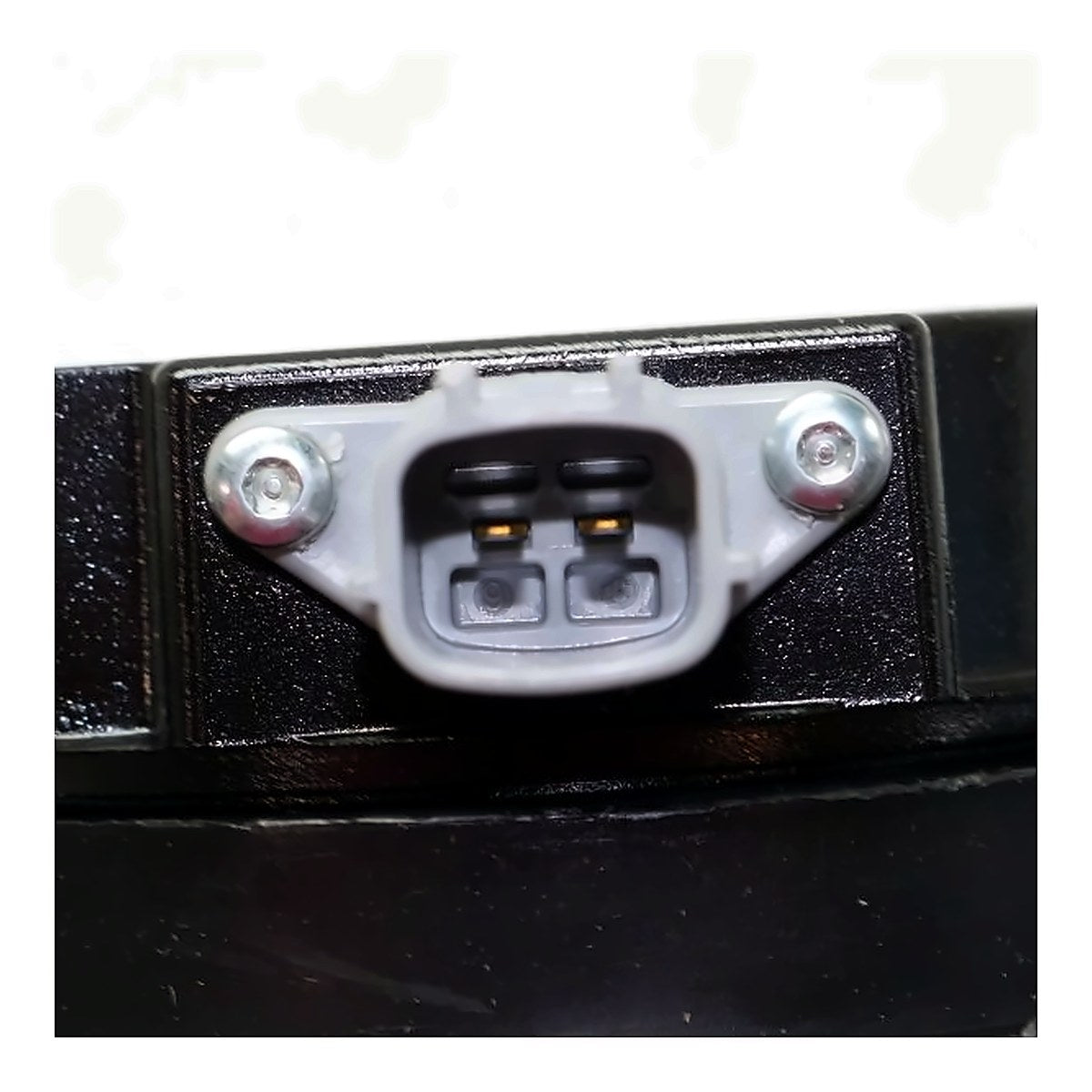 2009-2010 Nissan Rogue Headlight Driver Side Xenon – Installed View (NI2502203)