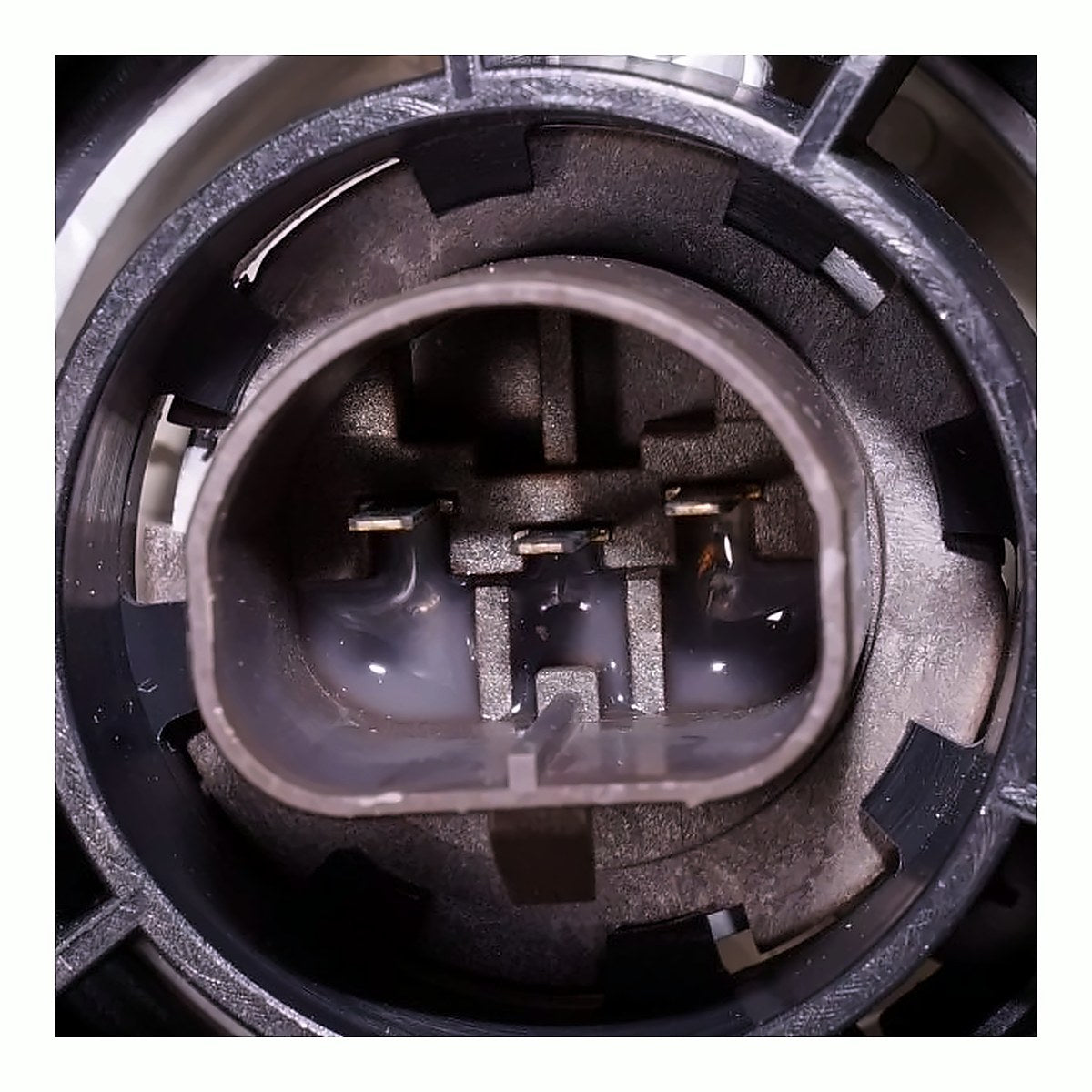 2017-2019 Nissan Versa_Hatchback Headlight Driver Side Halogen With Black Bezel – Installed View (NI2502257)