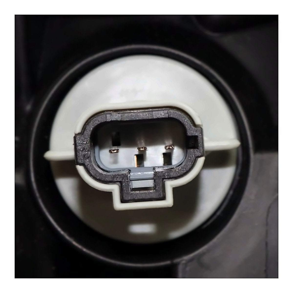 2008 Nissan Rogue Headlight Passenger Side Xenon – Installed View (NI2503172)