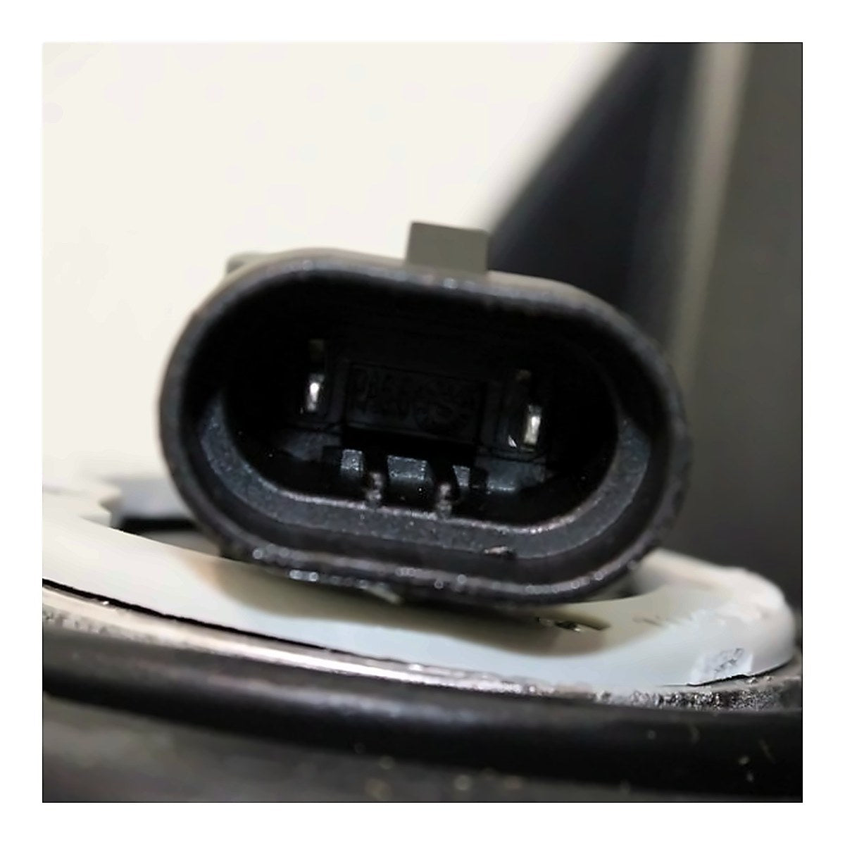 2009-2010 Nissan Rogue Headlight Passenger Side Halogen – Installed View (NI2503204)