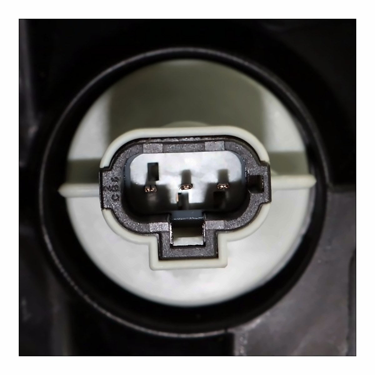 2011-2012 Nissan Rogue Headlight Passenger Side Hid – Installed View (NI2503220)