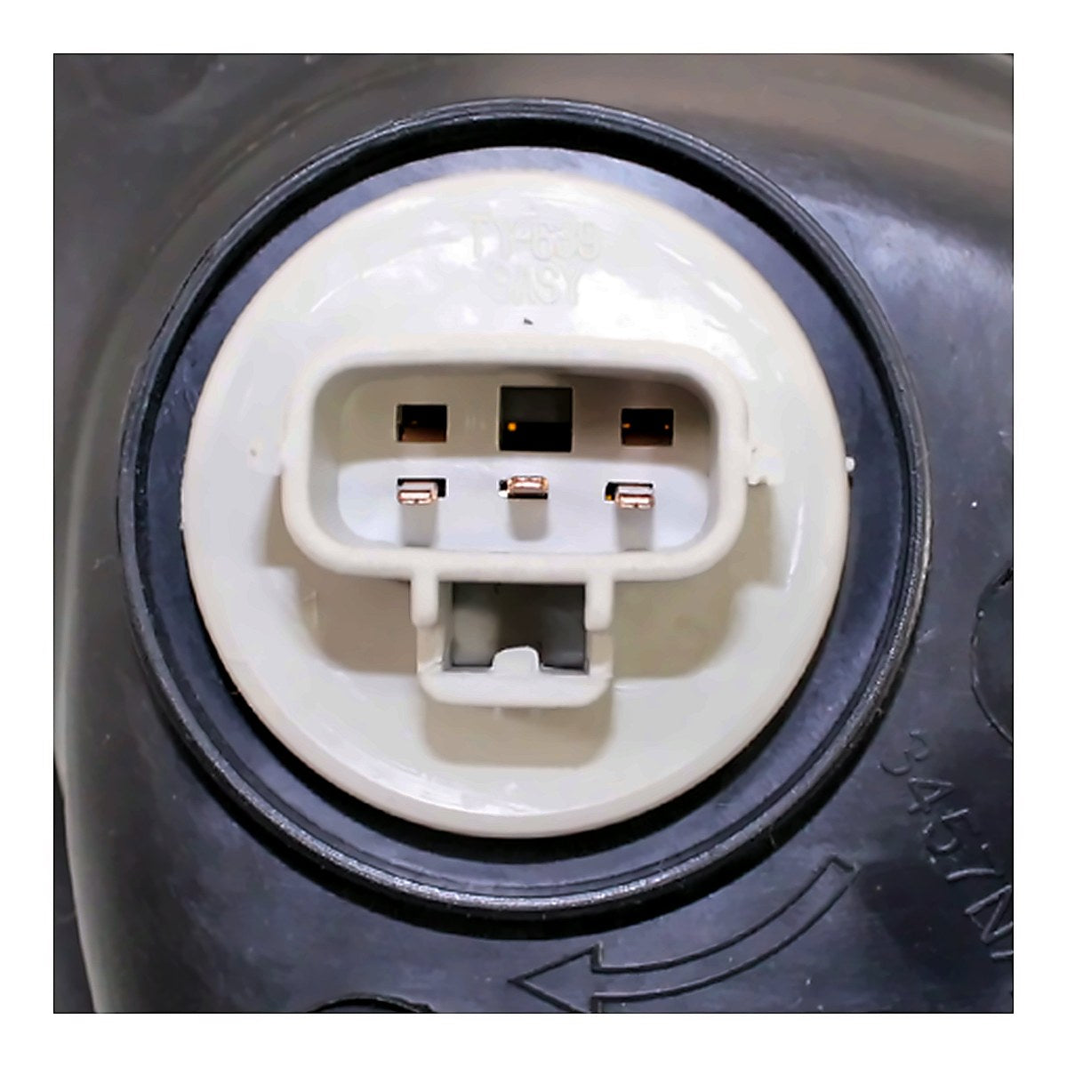 2009-2016 Toyota Venza Headlight Passenger Side Halogen – Close-Up View (TO2503189)